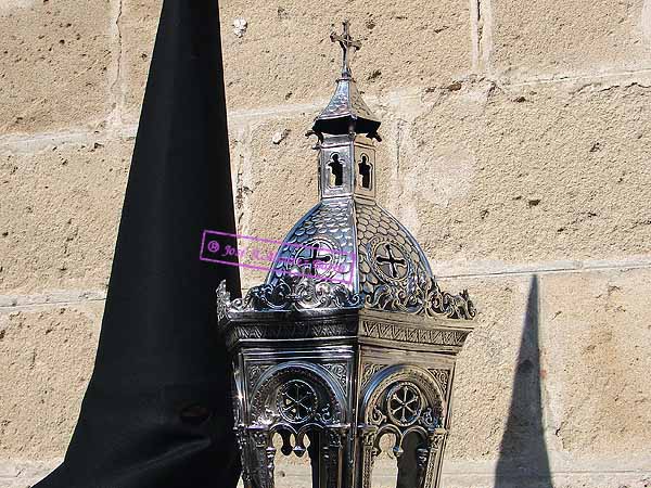 Farol que acompaña a la Cruz de Guía de la Hermandad del Cristo de la Viga