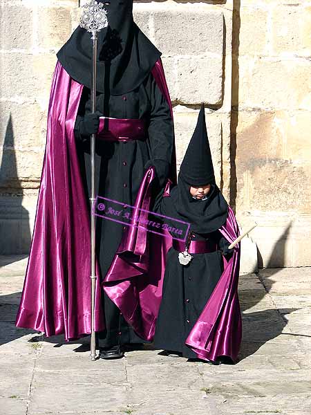 Nazarenos de la Hermandad del Cristo de la Viga