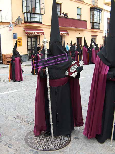 Nazareno que porta el Libro de Reglas de la Hermandad del Cristo de la Viga