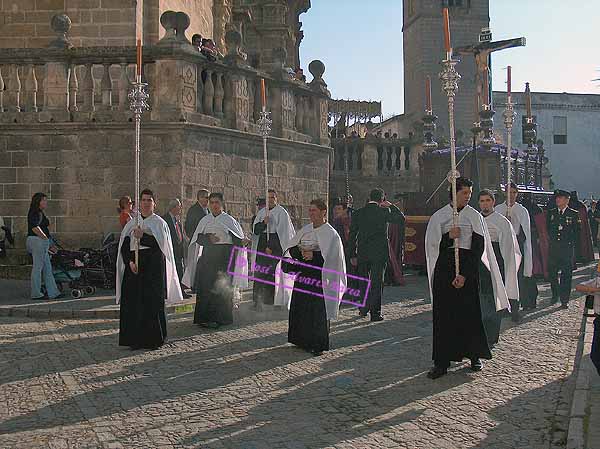 Acolitos del cortejo del Cristo de la Hermandad del Cristo de la Viga