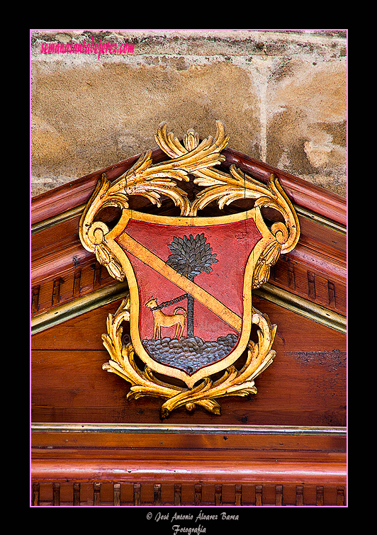 Escudo de la familia Martínez de Medina en el ático del retablo de San Caralampio (Santa Iglesia Catedral)