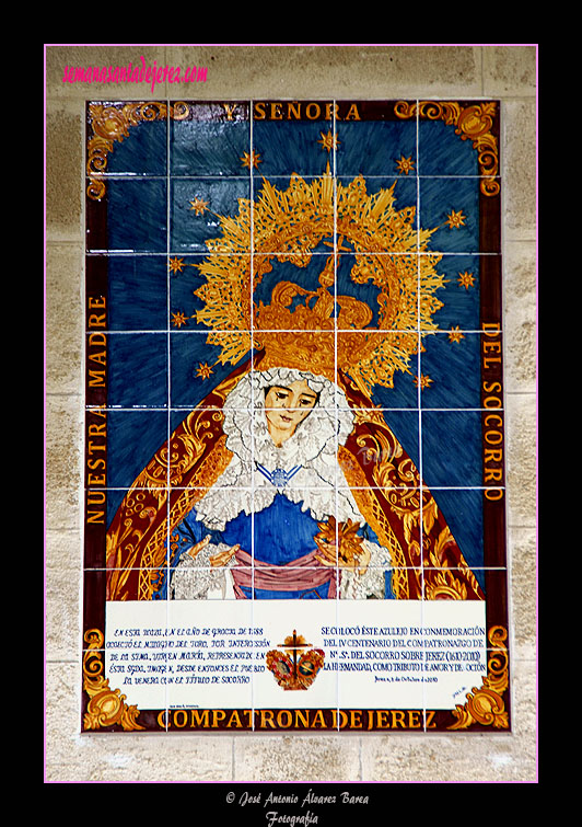 Retablo cerámico de Nuestra Señora del Socorro conmemorativo del 400º aniversario del Compatronazgo de la Ciudad de Jerez (Plaza de la Yerba)