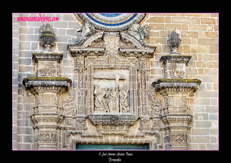 Dintel de la puerta derecha de la fachada principal de la Santa Iglesia Catedral