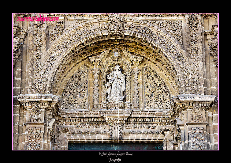 Dintel de la Puerta Principal de la Santa Iglesia Catedral