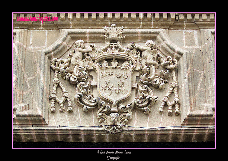 Escudo del Cardenal Arias (Portada de la Visitación de la Santa Iglesia Catedral)