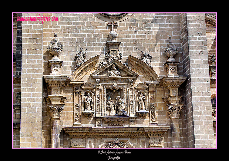 Frontón de la portada de la Encarnación de la Santa Iglesia Catedral