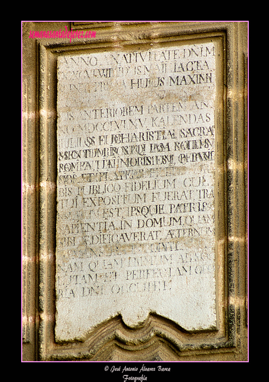 Leyenda en la placa en el lateral derecho de la Puerta Principal de la Santa Iglesia Catedral