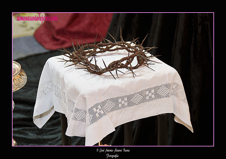 Corona de Espinas de Cristo que lleva en sus manos Nuestra Señora de Amor y Sacrificio 