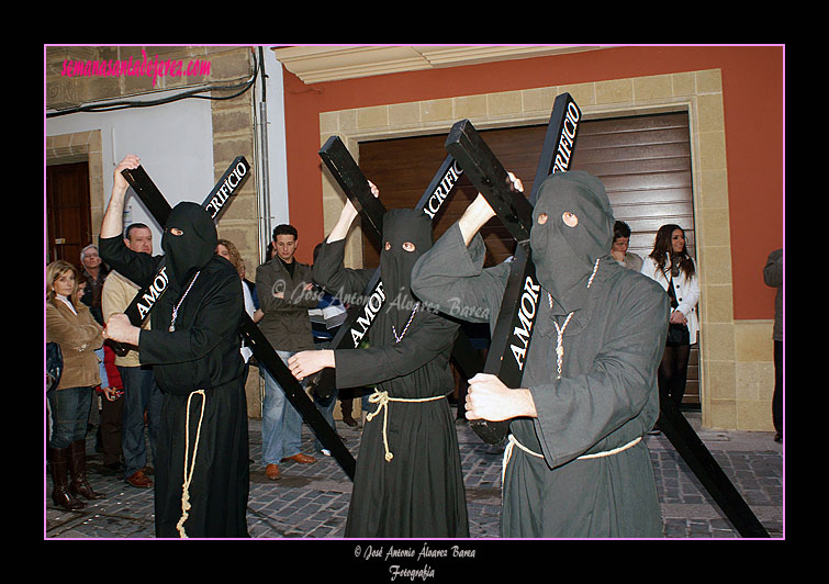 Penitentes con cruces de la Hermandad de Nuestra Señora de Amor y Sacrificio