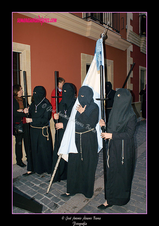 Nazareno portando la Bandera Concepcionista de la Hermandad de Nuestra Señora de Amor y Sacrificio