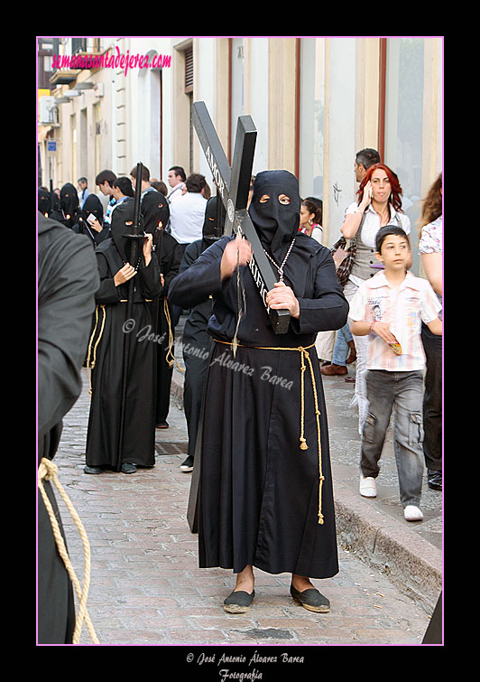 Penitente con cruz de la Hermandad de Nuestra Señora de Amor y Sacrificio