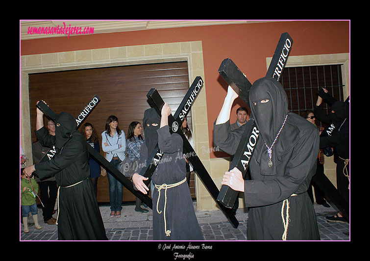 Penitentes con cruces de la Hermandad de Nuestra Señora de Amor y Sacrificio