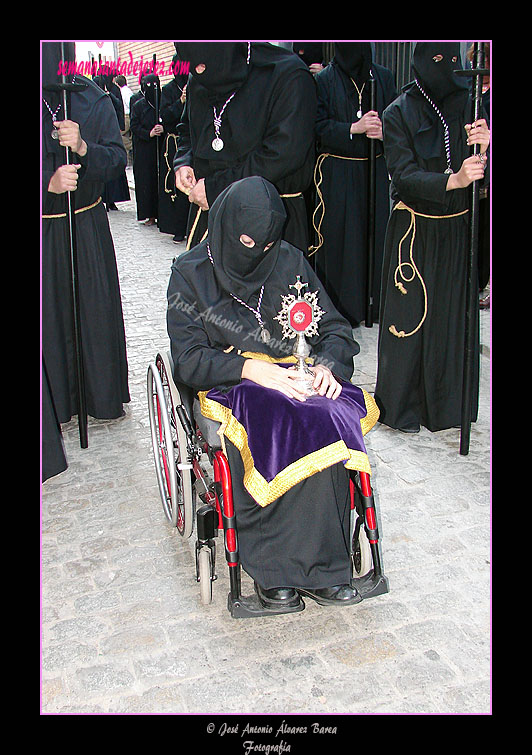 Nazareno portando la Reliquia del Cardenal Marcelo Spínola de la Hermandad de Nuestra Señora de Amor y Sacrificio