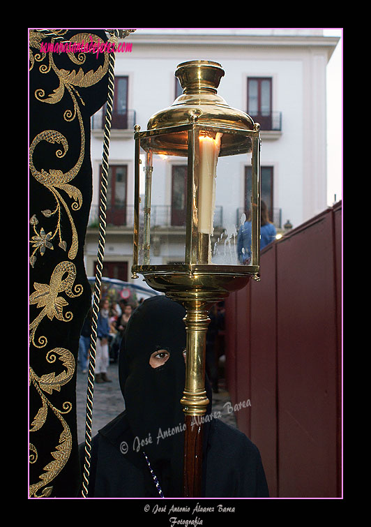 Nazareno con farol de respeto que acompaña al Simpecado de la Hermandad de Nuestra Señora de Amor y Sacrificio