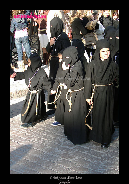 Pequeños nazarenos de la Hermandad de Nuestra Señora de Amor y Sacrificio