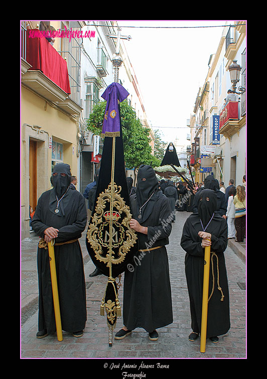 Nazareno portando el Estandarte de la Hermandad de Nuestra Señora de Amor y Sacrificio