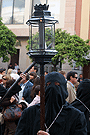 Nazareno con farol de respeto que acompaña a la Cruz de Guía de la Hermandad de Nuestra Señora de Amor y Sacrificio