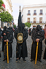 Nazareno portando la Bandera de la Compañía de Jesús de la Hermandad de Nuestra Señora de Amor y Sacrificio