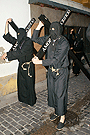 Penitentes con cruces de la Hermandad de Nuestra Señora de Amor y Sacrificio