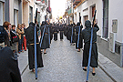 Penitentes con cruces de la Hermandad de Nuestra Señora de Amor y Sacrificio