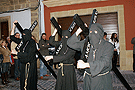 Penitentes con cruces de la Hermandad de Nuestra Señora de Amor y Sacrificio