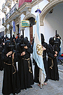 Nazareno portando la Bandera Concepcionista de la Hermandad de Nuestra Señora de Amor y Sacrificio