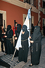 Nazareno portando la Bandera Concepcionista de la Hermandad de Nuestra Señora de Amor y Sacrificio