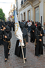 Nazareno portando la Bandera Concepcionista de la Hermandad de Nuestra Señora de Amor y Sacrificio