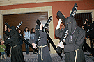 Penitentes con cruces de la Hermandad de Nuestra Señora de Amor y Sacrificio