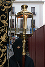 Nazareno con farol de respeto que acompaña al Simpecado de la Hermandad de Nuestra Señora de Amor y Sacrificio