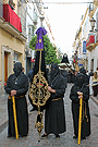 Nazareno portando el Estandarte de la Hermandad de Nuestra Señora de Amor y Sacrificio