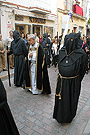 Preste con acólitos tras el Paso de Nuestra Señora de Amor y Sacrificio