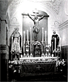 El Stmo.Cristo de la Defensión y la imagen de Gloria de María Stma.de la O en el oratorio de los Padres Capuchinos