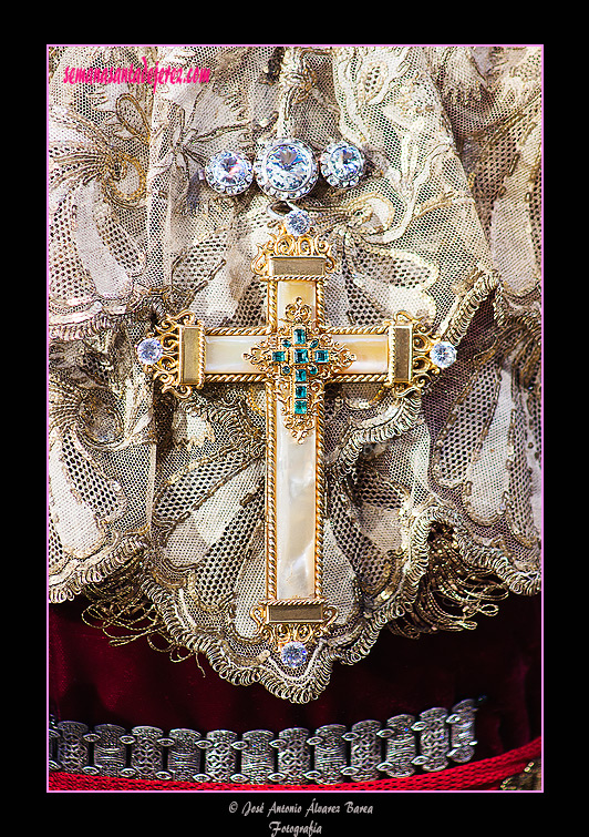 Cruz pectoral en el rostrillo de María Santísima de la O