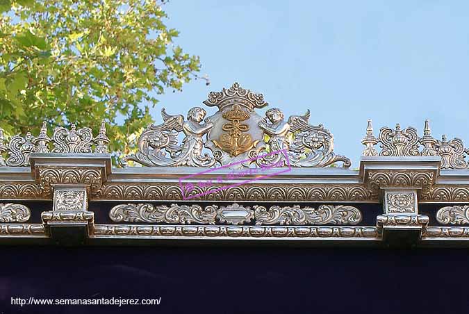 Detalle del moldurón de las caidas frontales del paso de palio de María Santísima de la O