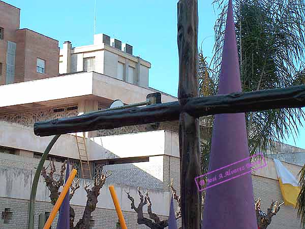 Detalle de la Cruz de Guía de la Hermandad del Cristo de la Defensión 