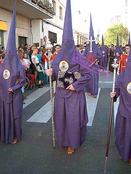 Nazareno que porta el Libro de Reglas de la Hermandad del Cristo de la Defensión 