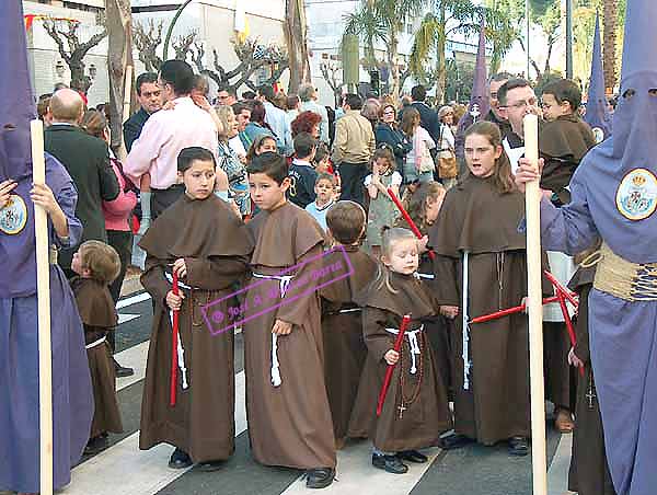 Pequeños nazarenos ataviados de monjes capuchinos de la Hermandad del Cristo de la Defensión