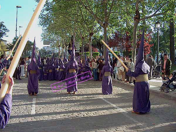 Cortejo de nazarenos del Paso de Palio de la Hermandad del Cristo de la Defensión