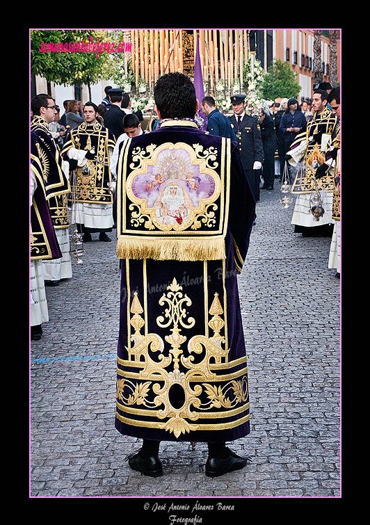 Pertiguero del Cuerpo de Acólitos del paso de palio de María Santisima de la O