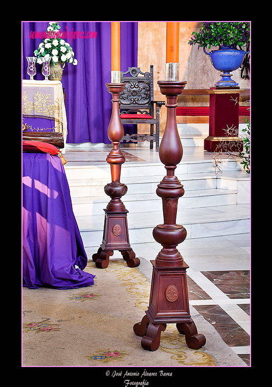 Blandones en madera barnizada para cultos de la Hermandad del Cristo de la Defensión