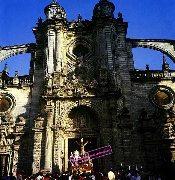 A finales de los 70, el paso del Cristo del Amor sin Nuestra Señora de los Remedios, que procesionaba en su paso de palio; en su lugar la Santísima Virgen de Gracia