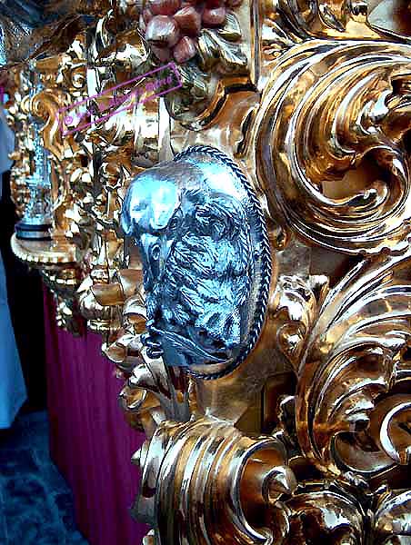 Óvalo tallado en plata en las esquinas de los respiraderos del Paso de Misterio del Santisimo Cristo del Amor 