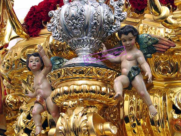 Angeles policromados situados en las esquinas del Paso de Misterio del Santisimo Cristo del Amor 