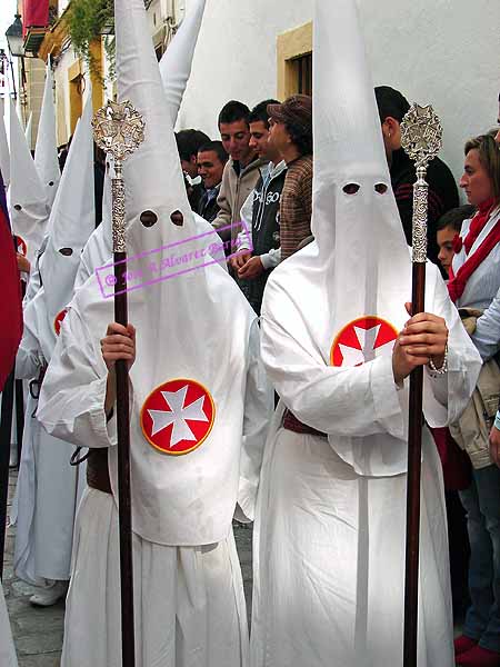 Nazarenos con varas de la Hermandad del Cristo del Amor