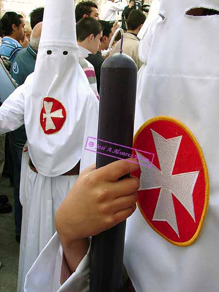 Nazarenos con cirios morados del Cortejo del Nazareno Cautivo de la Hermandad del Cristo del Amor