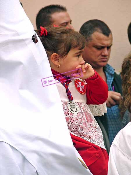 Nazareno y pequeña monaguillo de la Hermandad del Cristo del Amor