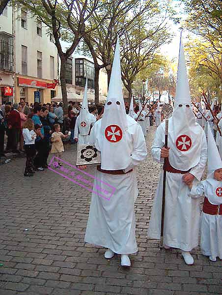 Nazareno que porta el Libro de Reglas de la Hermandad del Cristo del Amor 