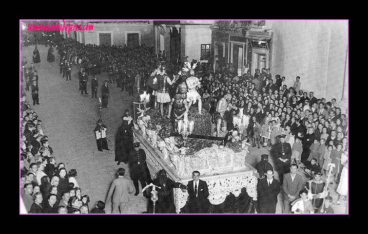 Década de los 40. El paso anterior de Nuestro Padre y Señor de las Penas fue dorado y tallado en Jerez. El capataz es Manuel Olmedo Corralero "Papi".La foto está tomada en el Consistorio