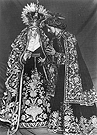 La saya, manto, túnica y capa ostentan bordados del siglo XVIII